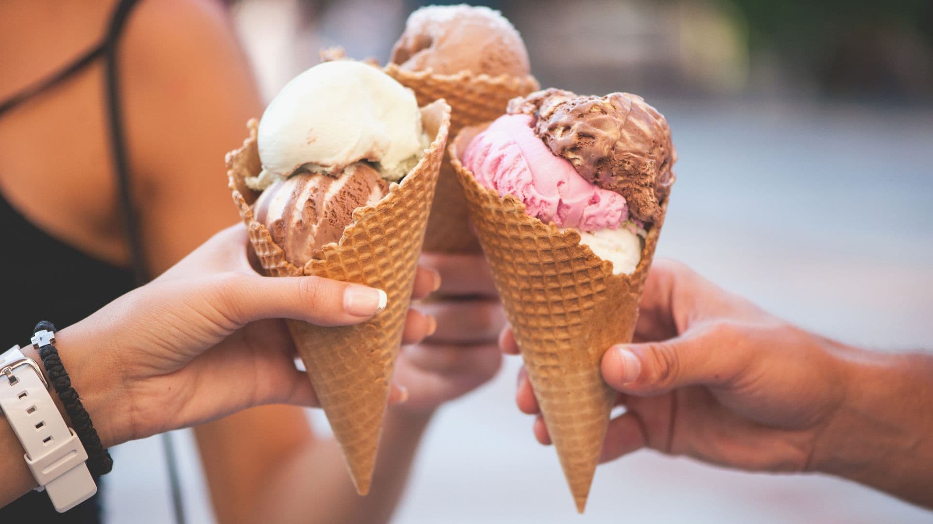 Zdjęcie przedstawia lody gałkowe w wafelku