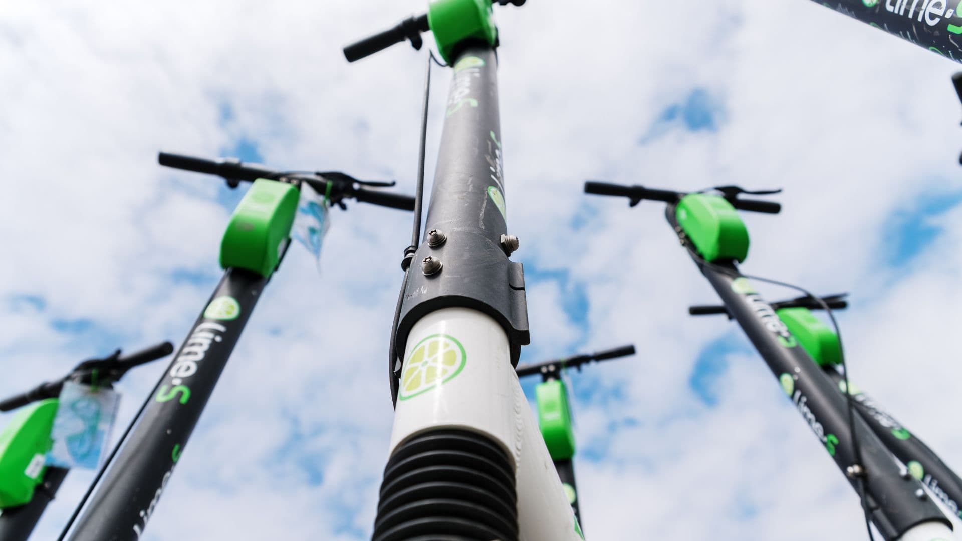 Zdjęcie przedstawia miejskie hulajnogi lime