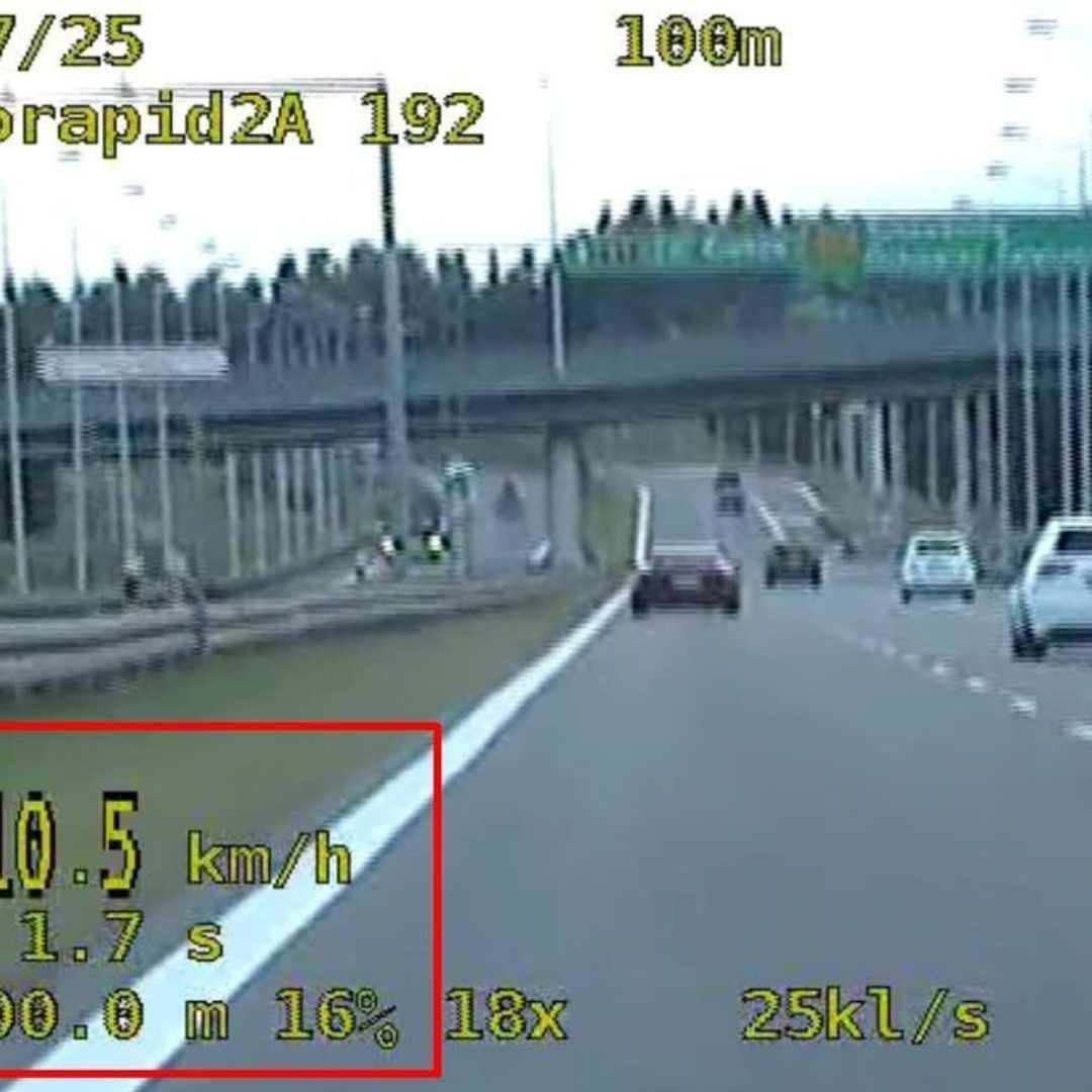zdjęcie z kamery policji, pirat drogowy jedzie 210km/h