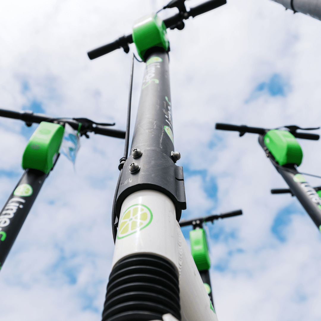 Zdjęcie przedstawia miejskie hulajnogi lime