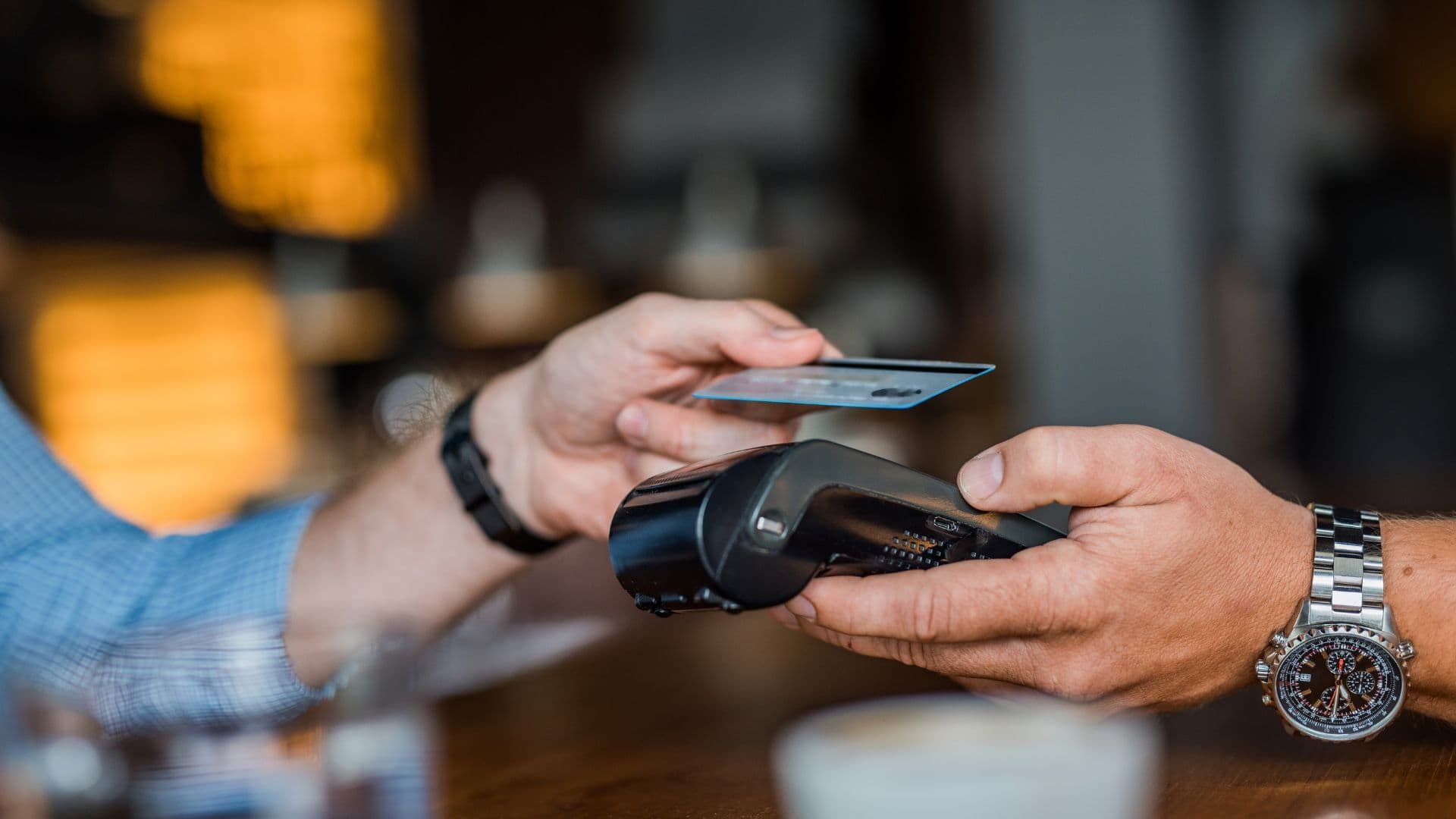 Zdjęcie przedstawia płatność kartą.