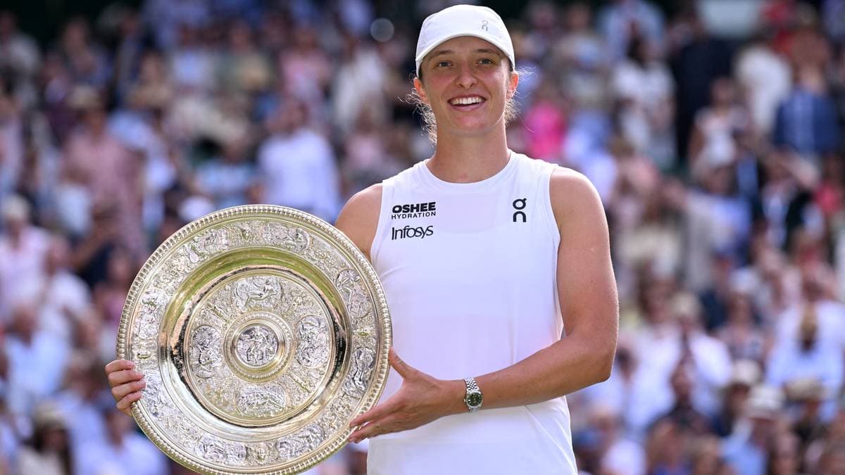 iga świątek z pucharem w wimbledonie, na tle zielonych kortów - zdjęcie