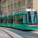 Zdjęcie przedstawia zielony tramwaj
