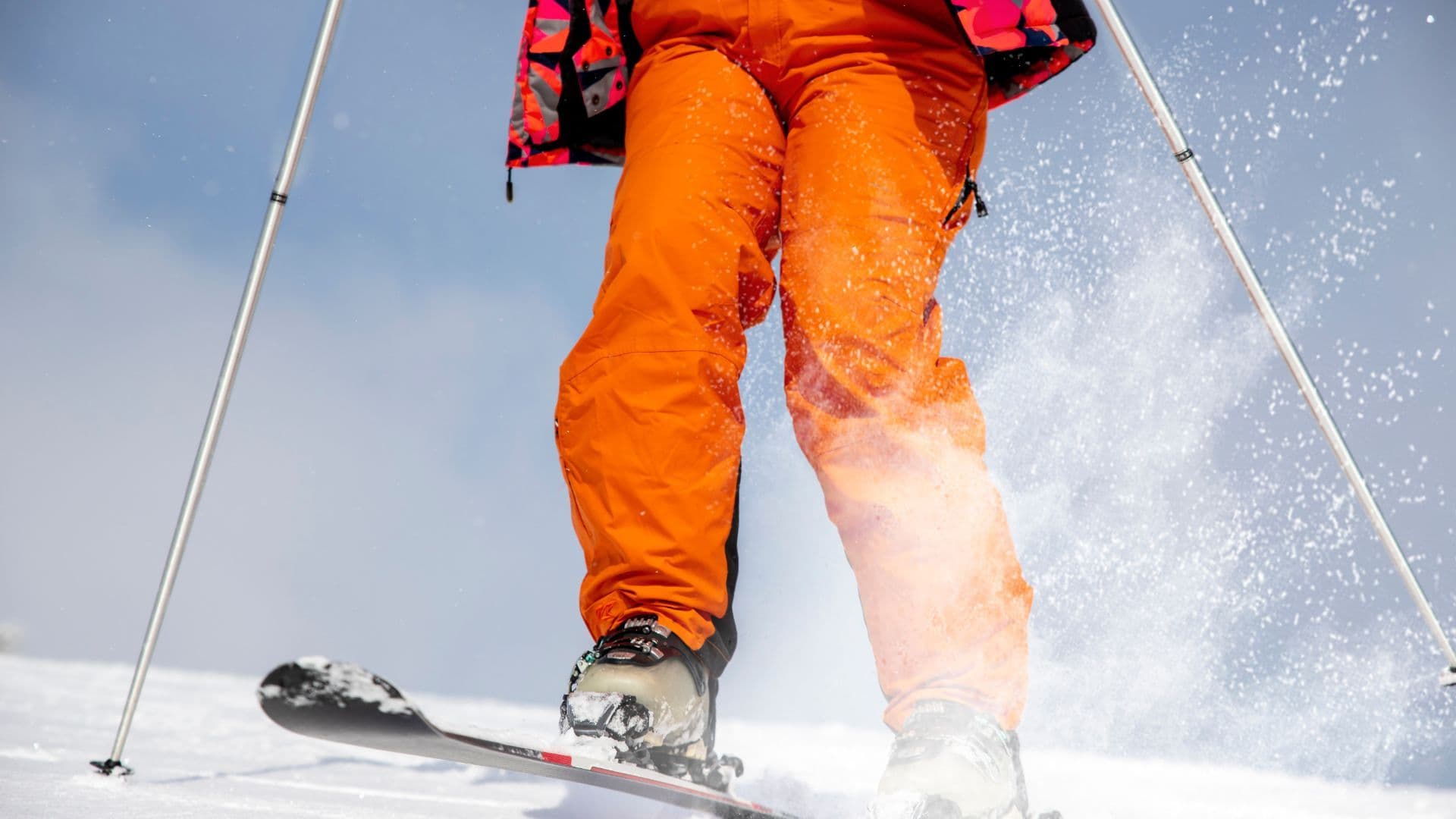 zdjęcie przedstawia postać od pasa w dół, która jeździ na nartach