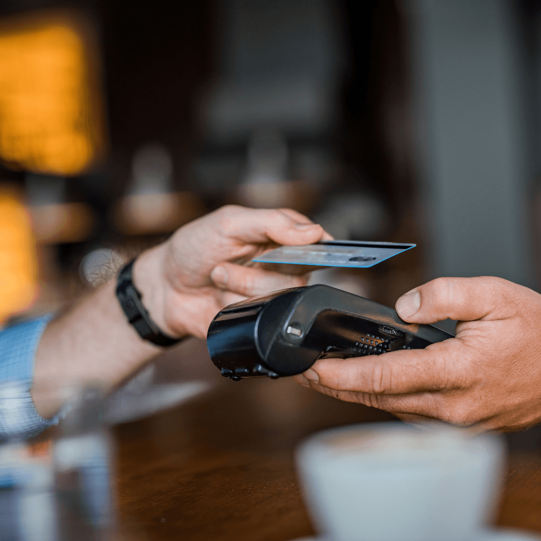 Zdjęcie przedstawia płatność kartą.