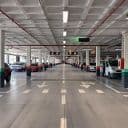 Zdjęcie przedstawia parking wielopoziomowy, wypełniony samochodami